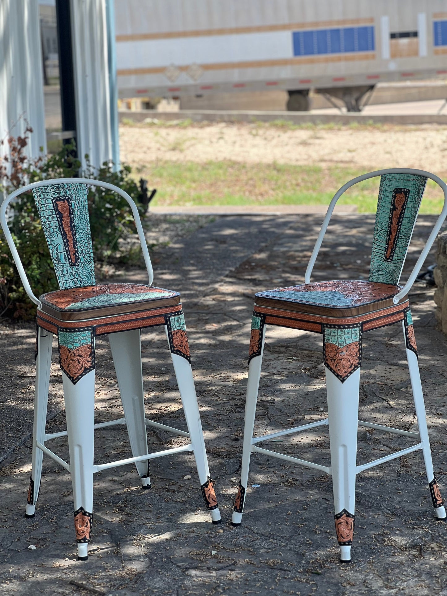 (STOCK) SET OF 2 30" THE TURQUOISE GATOR w/ Tall Back in WHITE
