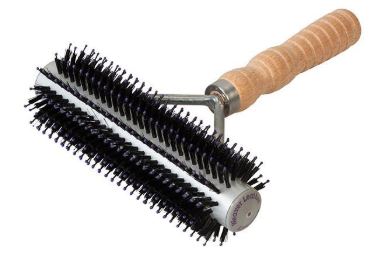 Wide Range Fluffer Brush