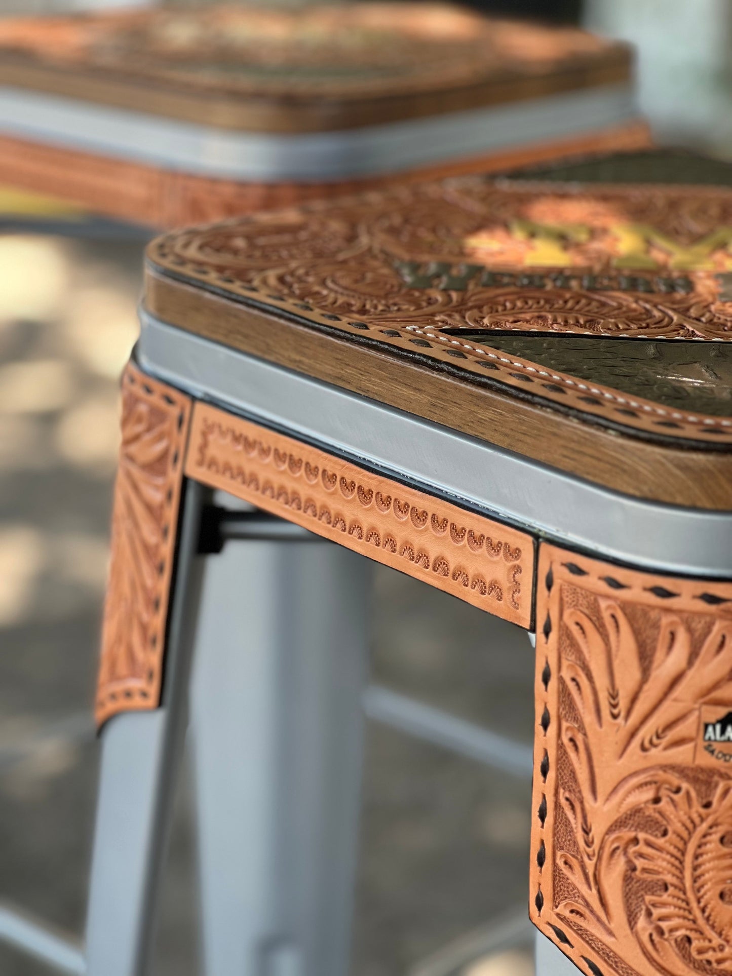 (PRE-ORDER) Set of 2 Bar stools w/ oakleaf